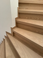 BUKOMA schody z vinylu s nosem - podlaha zákazníka